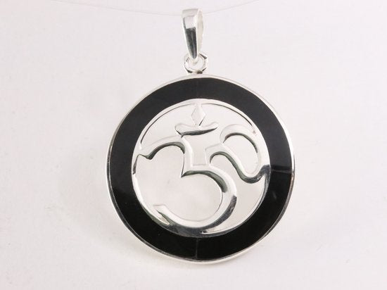 Ronde zilveren hanger met ohm teken en onyx afbeelding 4