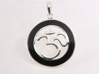 Ronde zilveren hanger met ohm teken en onyx afbeelding 4