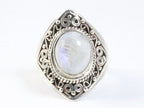 Bewerkte zilveren ring met regenboog maansteen afbeelding 4