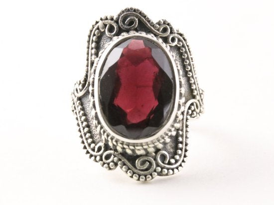 Bewerkte zilveren ring met granaat afbeelding 4