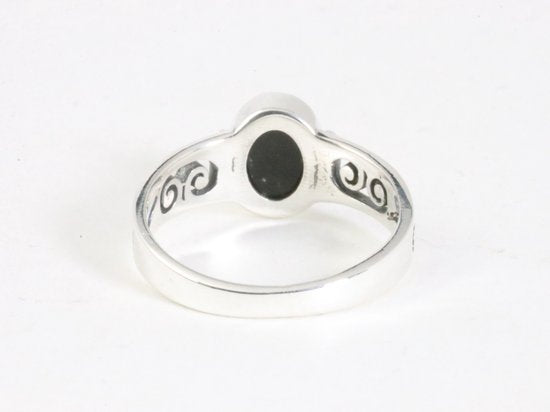 Fijne opengewerkte zilveren ring met veelkleurige opaal afbeelding 3
