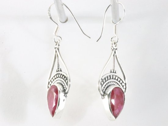 Opengewerkte zilveren oorbellen met robijn afbeelding 2