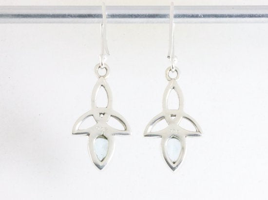 Opengewerkte zilveren oorbellen met blauwe topaas afbeelding 2