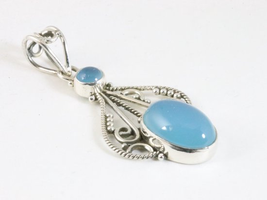 Opengewerkte zilveren hanger met blauwe chalcedoon aan ketting afbeelding 2