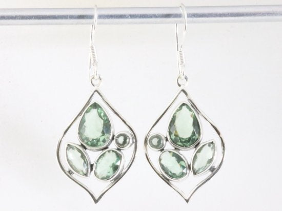 Opengewerkte zilveren oorbellen met groene amethist afbeelding 3