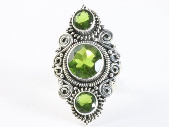 Langwerpige bewerkte zilveren ring met peridoot afbeelding 4