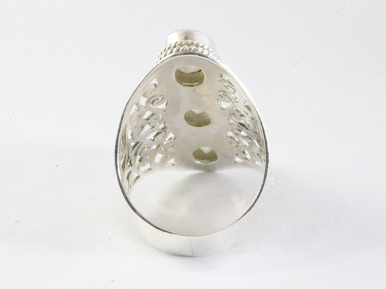 Langwerpige opengewerkte zilveren ring met regenboog maansteen afbeelding 3