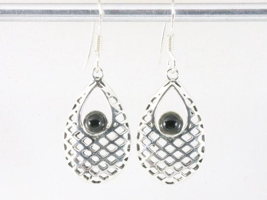 Opengewerkte zilveren oorbellen met onyx afbeelding 3