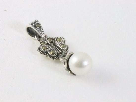 Fijne zilveren vlinder hanger met marcasiet en parel aan ketting afbeelding 2