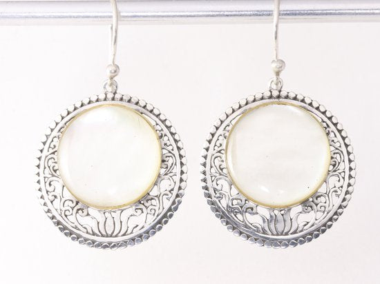 Ronde opengewerkte zilveren oorbellen met parelmoer afbeelding 4