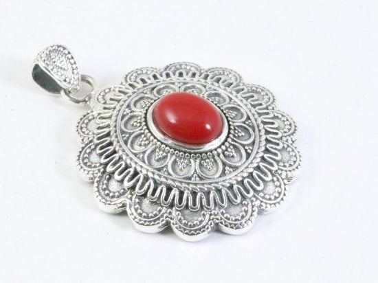 Traditionele bewerkte zilveren hanger met rode koraal steen afbeelding 2