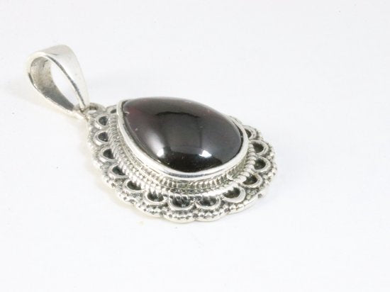 Bewerkte druppelvormige zilveren hanger met granaat afbeelding 2