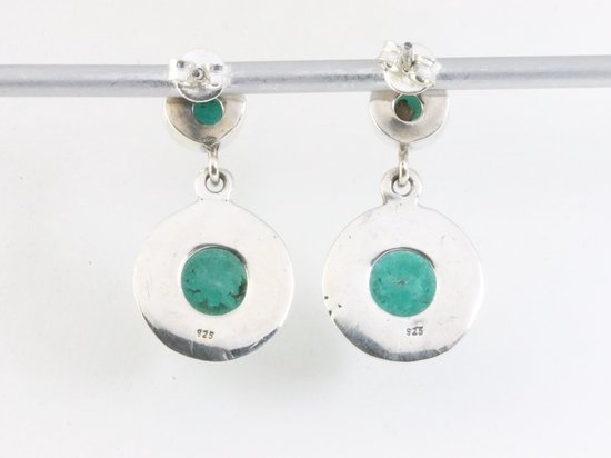 Ronde bewerkte zilveren oorstekers met smaragd afbeelding 3