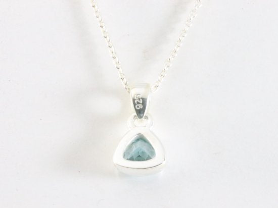 Fijne hoogglans zilveren hanger met blauwe topaas aan ketting afbeelding 3