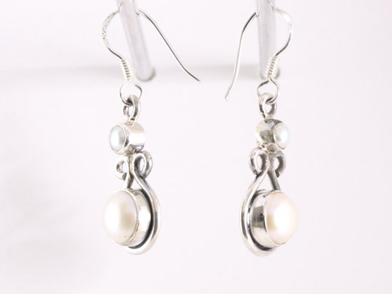 Opengewerkte zilveren oorbellen met parel afbeelding 2