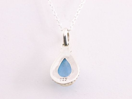 Bewerkte druppelvormige zilveren hanger met blauwe chalcedoon aan ketting afbeelding 3