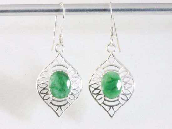 Opengewerkte zilveren oorbellen met smaragd afbeelding 4