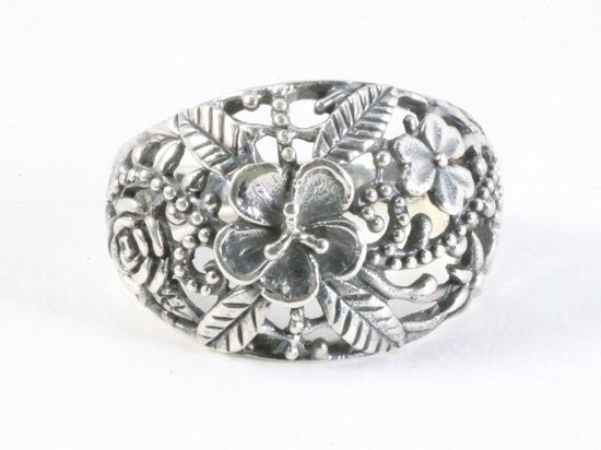 Brede opengewerkte zilveren ring met bloemen motief afbeelding 4
