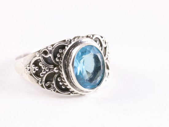 Bewerkte zilveren ring met blauwe topaas afbeelding 1