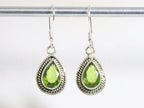 Bewerkte druppelvormige zilveren oorbellen met peridoot afbeelding 3
