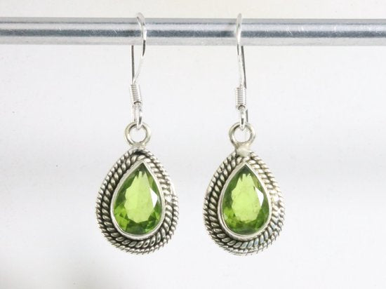 Bewerkte druppelvormige zilveren oorbellen met peridoot afbeelding 3