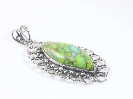 Grote opengewerkte zilveren hanger met groene koperturkoois afbeelding 2