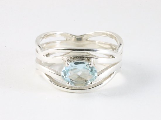 Opengewerkte zilveren ring met blauwe topaas afbeelding 4