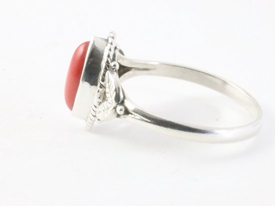 Fijne bewerkte zilveren ring met rode koraal steen afbeelding 2