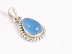 Fijne bewerkte druppelvormige zilveren hanger met blauwe chalcedoon afbeelding 2