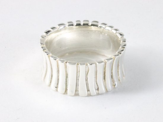 Bewerkte zilveren ring met ribbels afbeelding 1