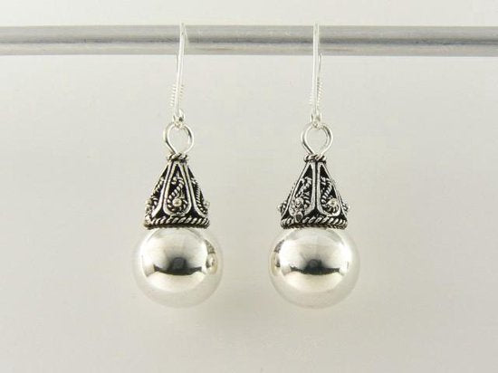 Fijn bewerkte zilveren oorbellen met bolletjes afbeelding 2
