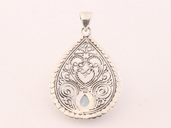 Traditionele bewerkte zilveren hanger met blauwe topaas afbeelding 3