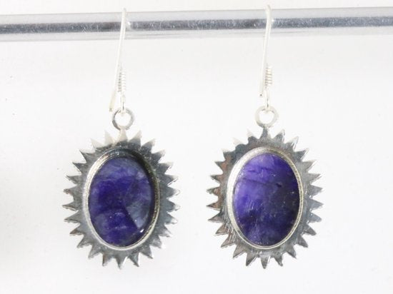 Bewerkte zilveren oorbellen met blauwe saffier afbeelding 3