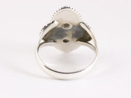 Bewerkte zilveren ring met regenboog maansteen afbeelding 3