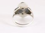 Bewerkte zilveren ring met regenboog maansteen afbeelding 3