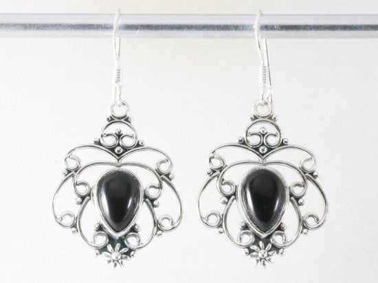 Opengewerkte zilveren oorbellen met onyx afbeelding 3