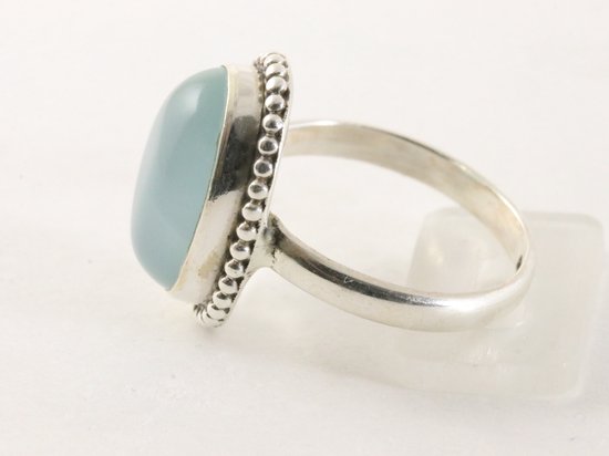 Bewerkte ovale zilveren ring met aqua chalcedoon afbeelding 2