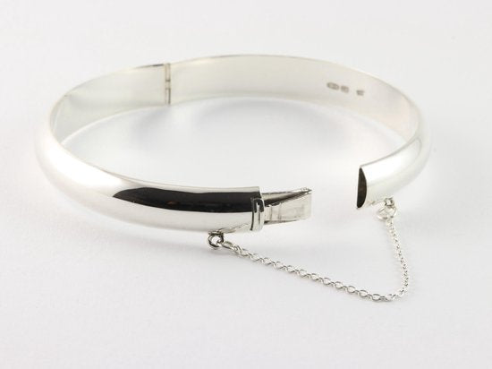 Fijne hoogglans zilveren bangle met kliksluiting afbeelding 2