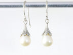 Fijne bewerkte zilveren oorbellen met witte zoetwater parel afbeelding 3