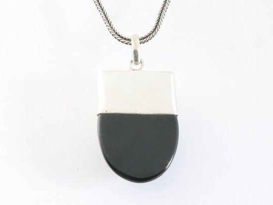 Bewerkte zilveren hanger met onyx aan vossenstaart ketting afbeelding 3