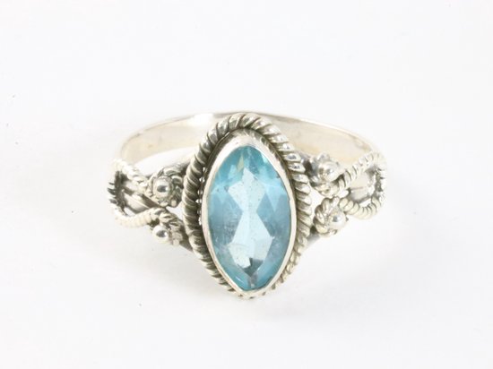 Fijne bewerkte zilveren ring met blauwe topaas afbeelding 4