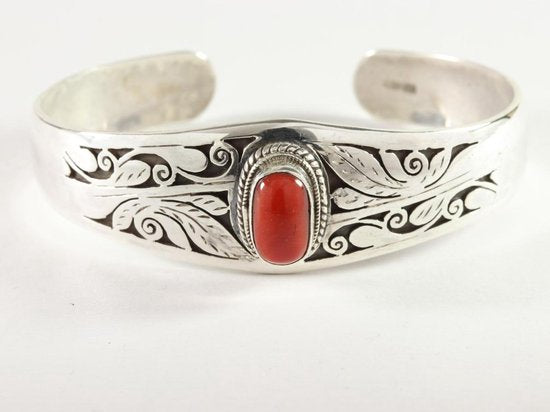 Bewerkte zilveren klemarmband met rode koraal steen afbeelding 1
