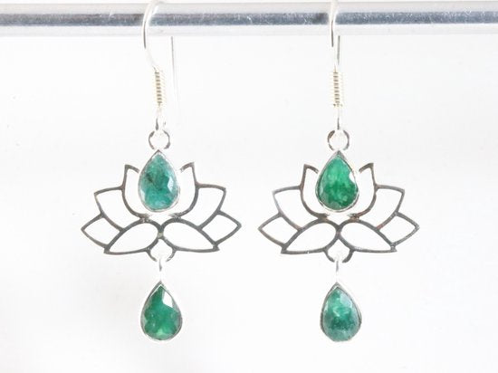 Zilveren lotus oorbellen met smaragd afbeelding 4