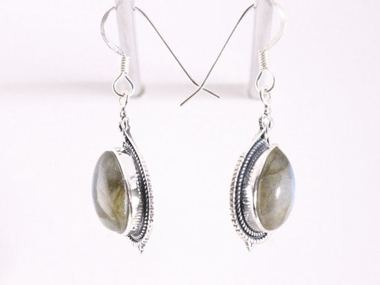 Bewerkte zilveren oorbellen met labradoriet afbeelding 2