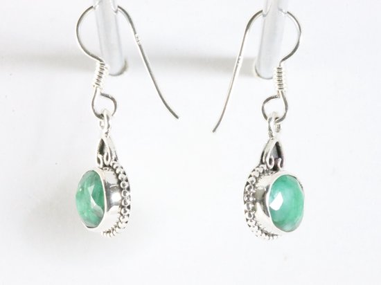 Fijne bewerkte zilveren oorbellen met smaragd afbeelding 2