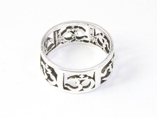Opengewerkte zilveren ring met ohm tekens afbeelding 2