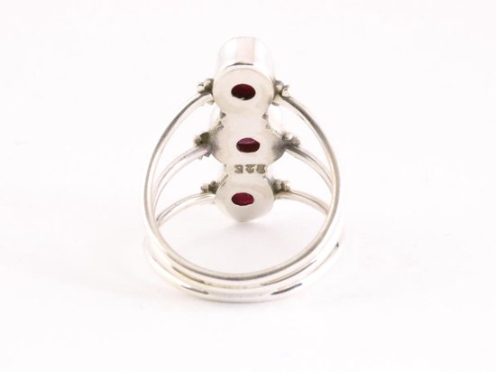 Opengewerkte zilveren ring met 3 robijn stenen afbeelding 3