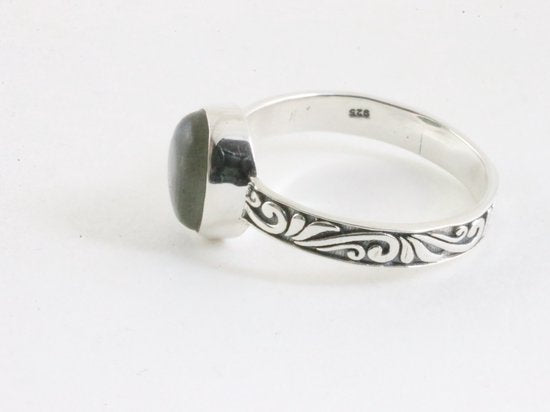 Fijne bewerkte zilveren ring met labradoriet afbeelding 2