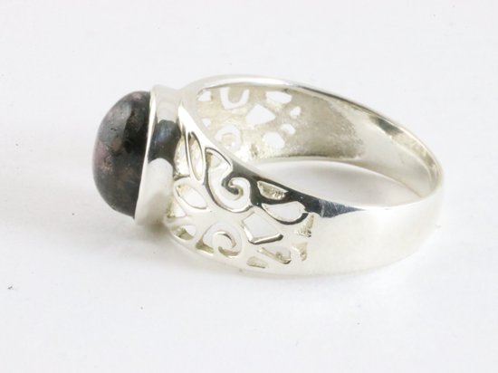 Opengewerkte zilveren ring met rhodoniet afbeelding 2