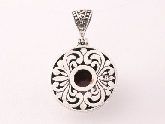 Traditionele bewerkte ronde zilveren hanger met rode koraal steen afbeelding 3